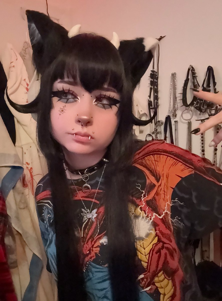 haii playing No, im not a Human

:3

twitch.tv/soniyoru

get in here