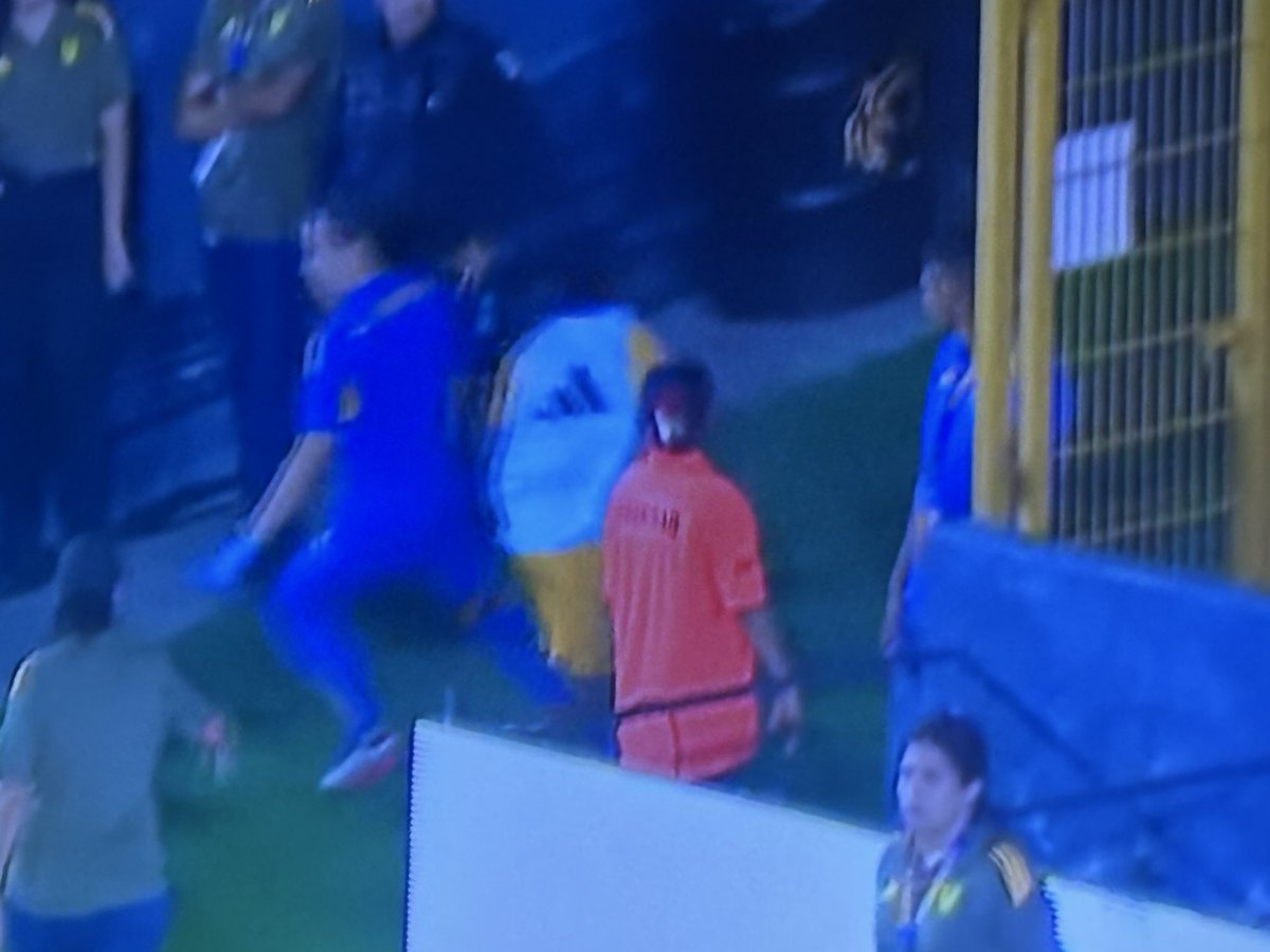 RafaDato2's tweet image. Wendy Natis de San Luis fue expulsada por darle una cachetada a Jheniffer Cordinali.

La delantera de Tigres fue expulsada por reclamar a la árbitra

Thembi Kgatlana y una integrante del cuerpo técnico tuvieron que ir tras Cordinali, para evitar que hubiera bronca en el túnel