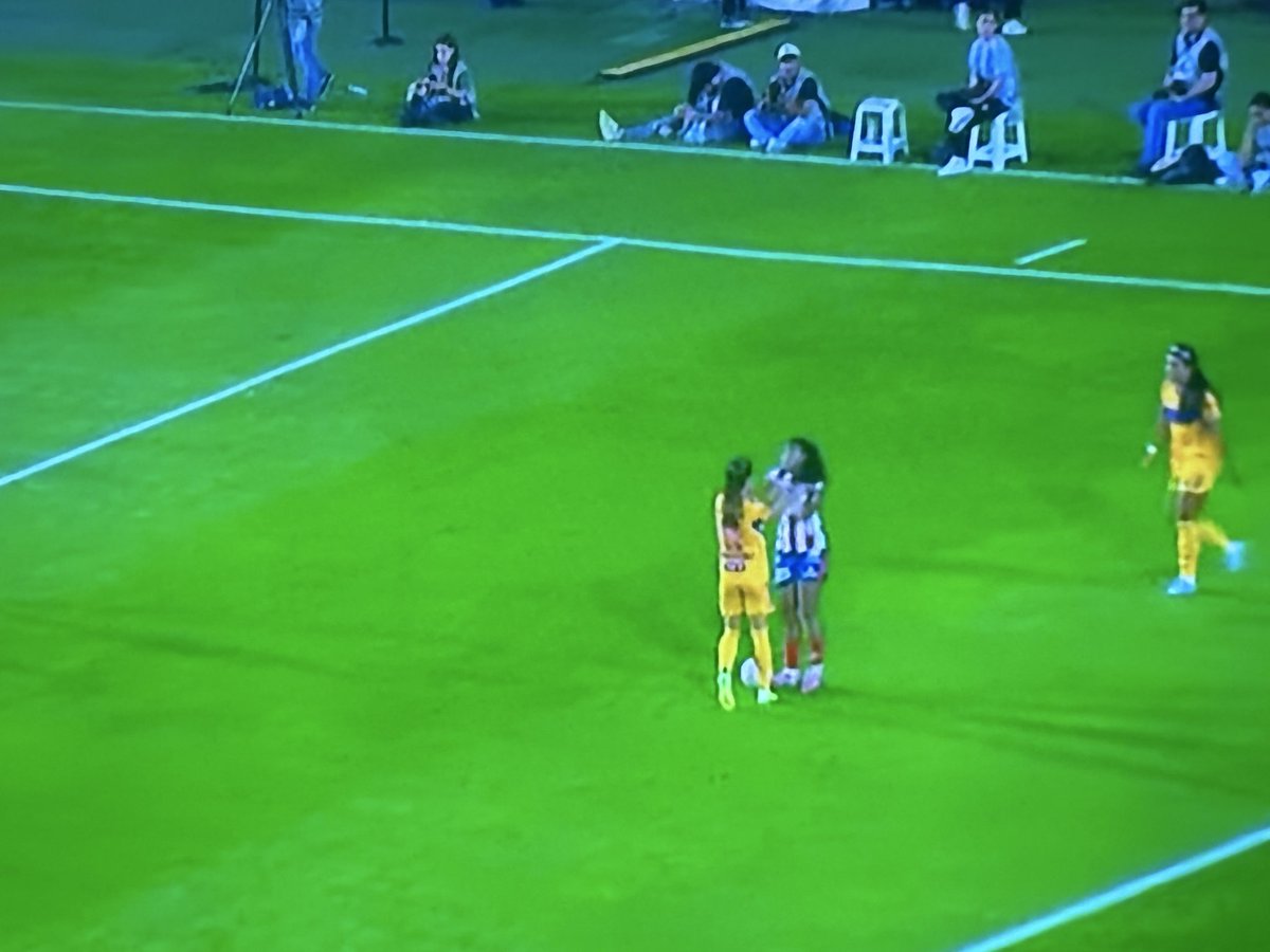 RafaDato2's tweet image. Wendy Natis de San Luis fue expulsada por darle una cachetada a Jheniffer Cordinali.

La delantera de Tigres fue expulsada por reclamar a la árbitra

Thembi Kgatlana y una integrante del cuerpo técnico tuvieron que ir tras Cordinali, para evitar que hubiera bronca en el túnel