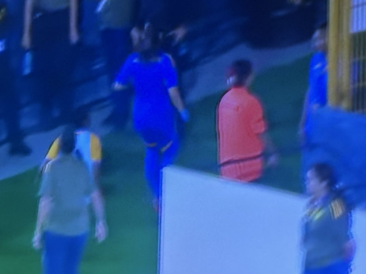 RafaDato2's tweet image. Wendy Natis de San Luis fue expulsada por darle una cachetada a Jheniffer Cordinali.

La delantera de Tigres fue expulsada por reclamar a la árbitra

Thembi Kgatlana y una integrante del cuerpo técnico tuvieron que ir tras Cordinali, para evitar que hubiera bronca en el túnel