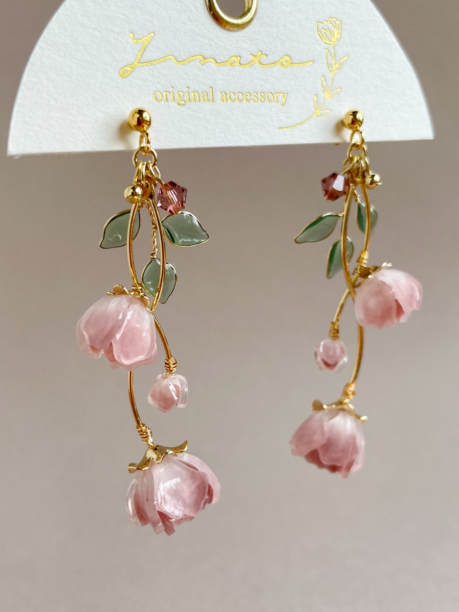 おはようございます！
新作　つるバラの耳飾り🌹
本日20:00からminneにて販売いたします♡
