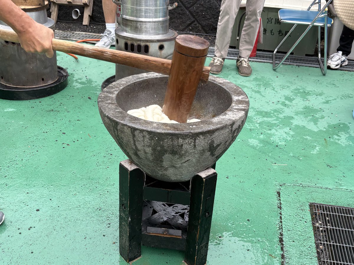 朝から地域の祭りのお手伝い