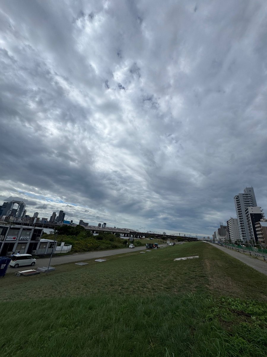 【広報担当です】なにわ淀川花火大会後のボランティア清掃。今年もレッドハリケーンズ大阪のみなさまが駆けつけてくれ、淀川河川敷周辺を一緒にきれいにしてくれました！これから先も淀川花火を楽しむためにも街の美化にご協力お願いします！　#レッハリ　#osakapride　#淀川区　#淀川区役所