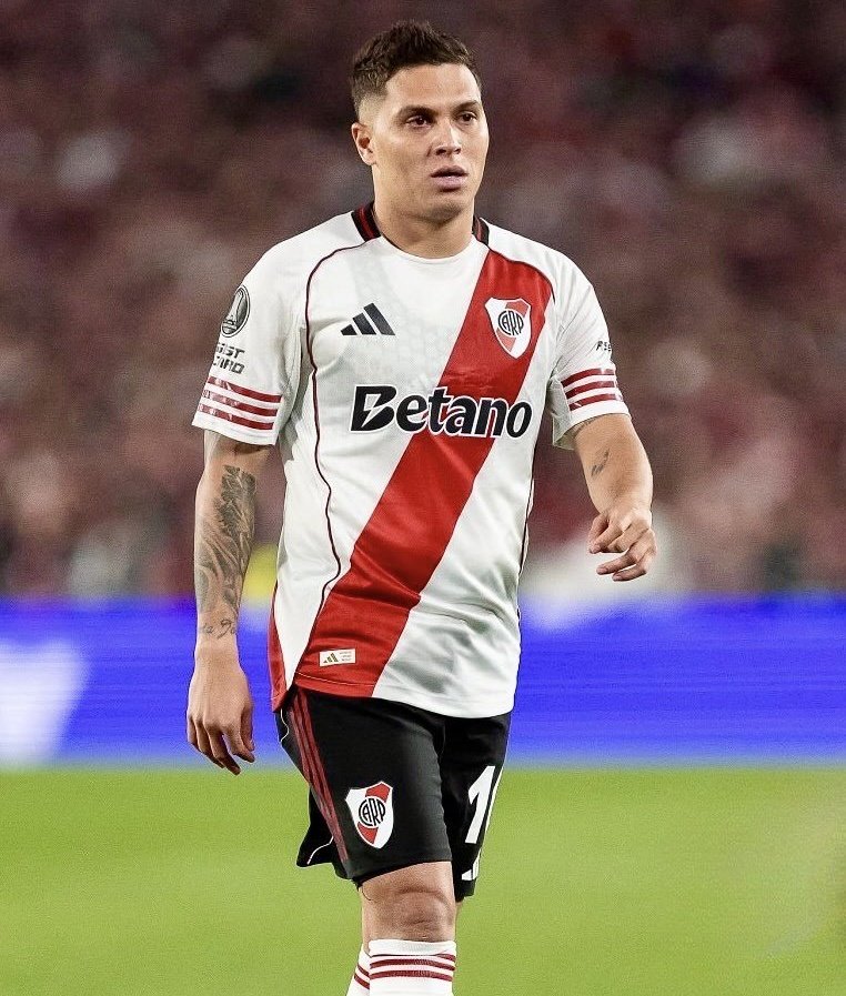 lauti_rioss's tweet image. El enojo de Quintero está perfecto y está en todo su derecho de enojarse y golpear todo.

El único que juega y hace jugar en un equipo completamente lleno de burros. Lo están forreando y ninguneando a más no poder.