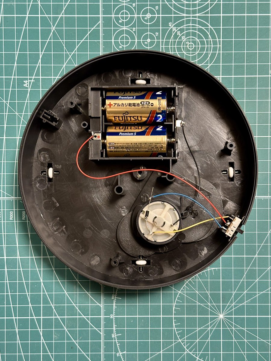 #スプレマシー オマケ
ウッカリして反時計回りの回転台なのにスタデを左舷に付けた状態の梱包箱を作ってしまいスタデが後進してるように見えちゃう！
でももう箱を直せなかったので仕方なく回転台を逆回転に改造‥
わかってる人なら目をつぶっててもできる改造ですが電気に疎い私は結構悩みましたw ^^;
