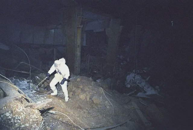 historyinmemes's tweet image. A lone scientist descending into the radioactive darkness of Chernobyl in 1986