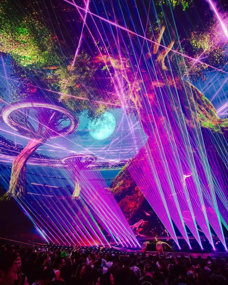 UnityxSphere's tweet image. What a night! 🤩 @SaraLandrydj took UNITY to another dimension. 💫
Tonight, we return to @SphereVegas for the grand finale of UNITY. 🌐 Let’s make this last night a celebration of everything great that this community stands for.