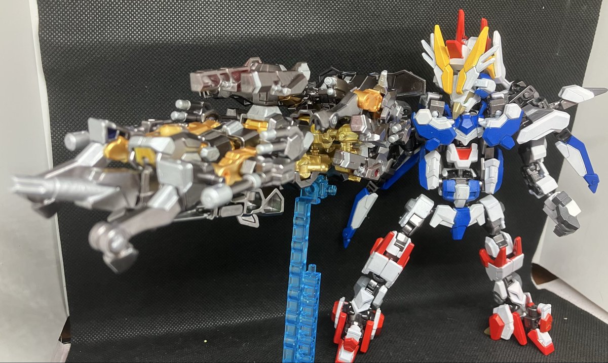 gyoniso_0122's tweet photo. #アニマギア
#オレマギア
#テクニクスアーカイブ

グランテック・ジラファイナル

ジラファイアの後継機であり、トランスペンギオスの専用武器。前期と同様キリン←→キャノンと切り替えが可能。
キャノン状態では、並大抵のアニマギアが使うと攻撃の反動で、敵諸共吹っ飛ばされる。 https://t.co/tpRohyXohi