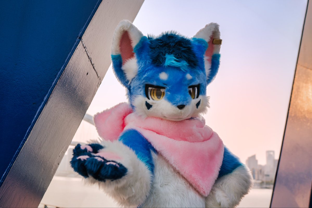 #FursuitFriday 
把手伸给我
🥩：<a href="/Hunter_TAT/">id丶Hunter</a> 
📷：<a href="/woowooyun/">浮空乌云☁️</a>