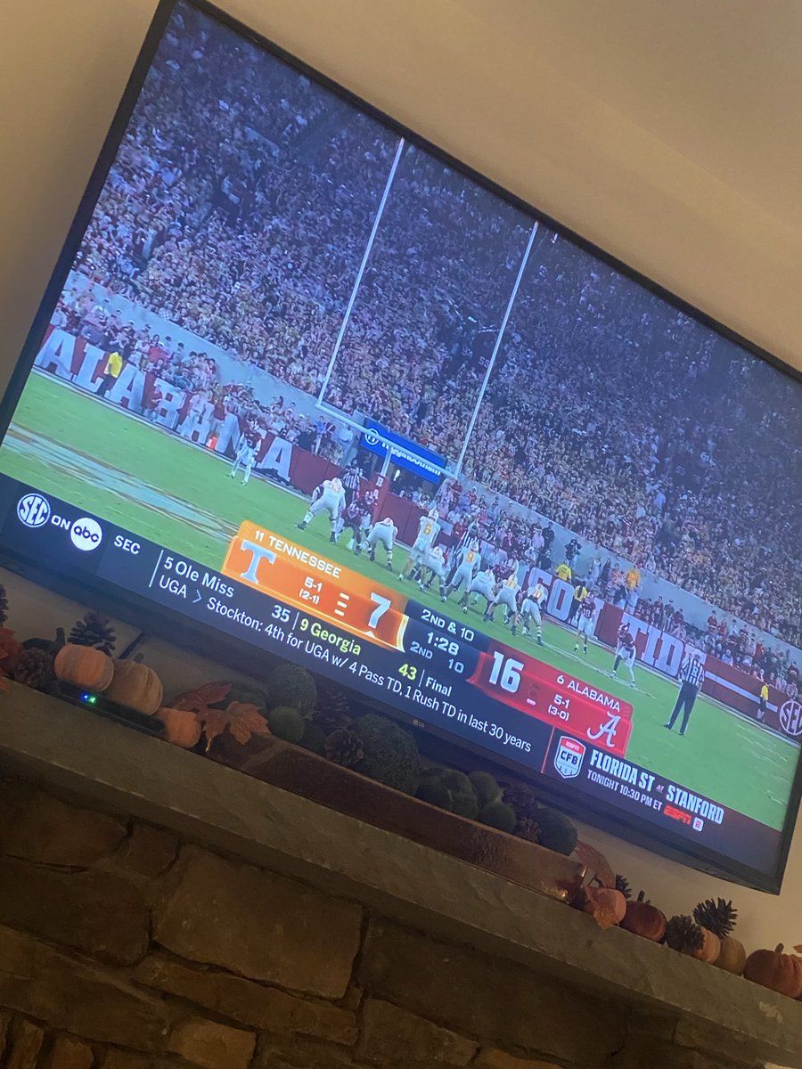 DanielleTrotta's tweet photo. Turned the game on to see if @LarryMac28 ‘s Bama boys are having a good night … so far so good! #Rolldamntide https://t.co/j9AWFtImTx