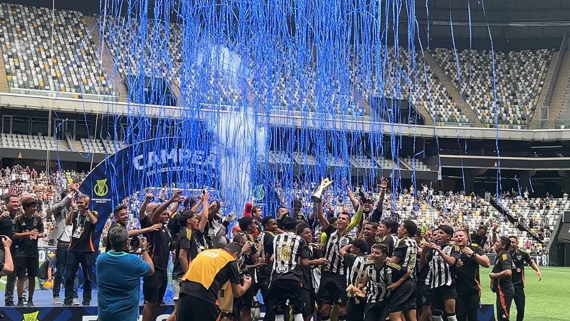 Sobre o papel azul na festa do título brasileiro sub-17 do Atlético-MG:

A CBF não providenciou papéis pretos e brancos pois imaginou que o Grêmio seria campeão, por ter vencido o jogo de ida por 4 a 1. O Galo acabou vencendo o jogo de volta por 3 a 0 e conquistando o título nos