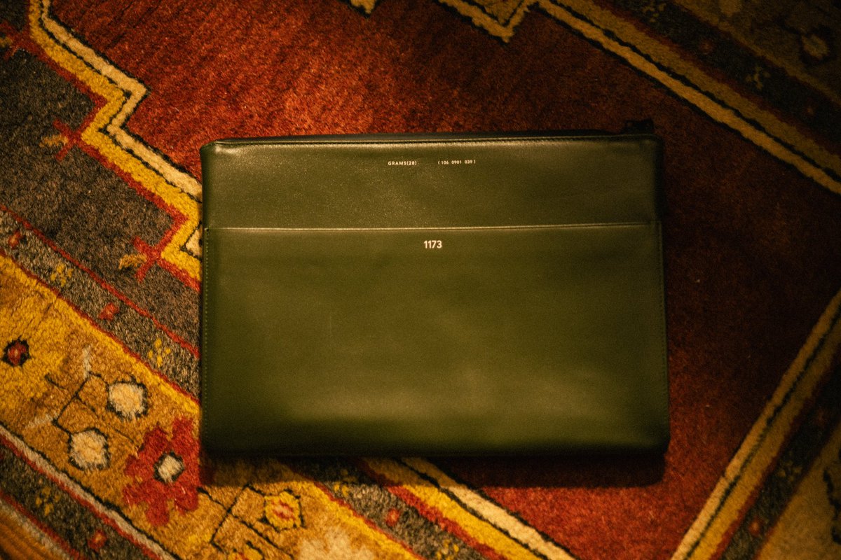 STUDIO___73's tweet photo. GRAMS(28)が表参道でポップアップやってたので行ってきました。

カメラバッグ以外も普通にありまして、やっぱり質感がめちゃめちゃ高級でかっこいいです。

カメラストラップはZRと一緒に使おうと思います。 https://t.co/7C0tESDOBj