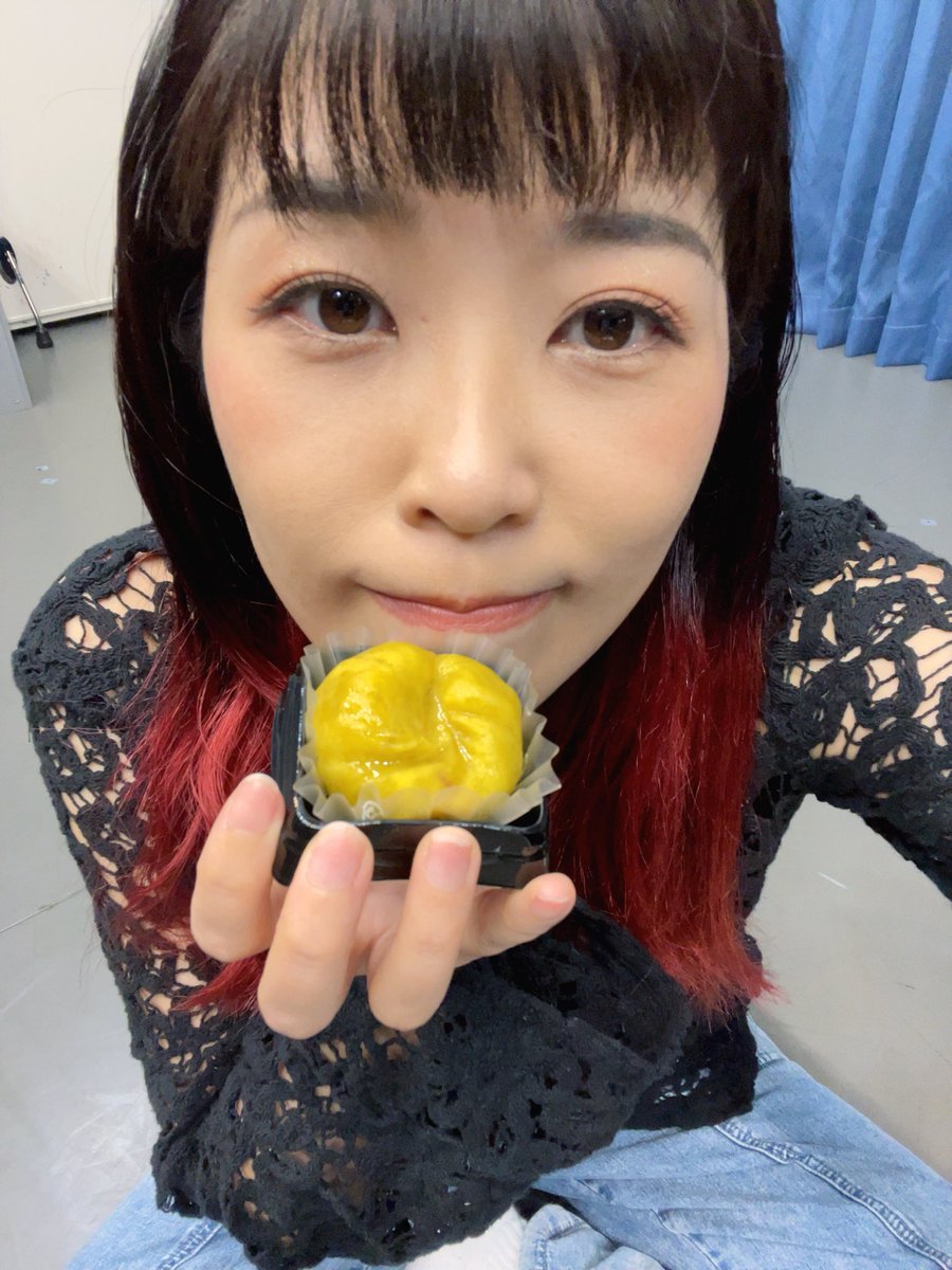 メッチャ美味しいお菓子いただきました🌰

何度も書かせていただいてるけど
差し入れなんて気にせず、観に来ていただけるだけでいいのですよ😊

でもプラスαでお菓子やお花をいただけるのは感謝感謝です🙇‍♀️

なんかあやちゃんと顔似てきてない？w

二人芝居ってこういう現象起こるから面白い！