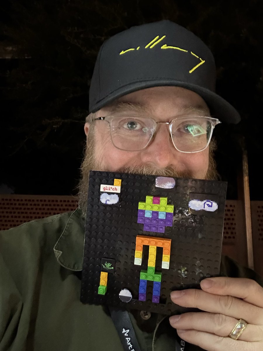ryangreen8's tweet image. Pixel man making in marfa. #artblocks #lift #artblocks500