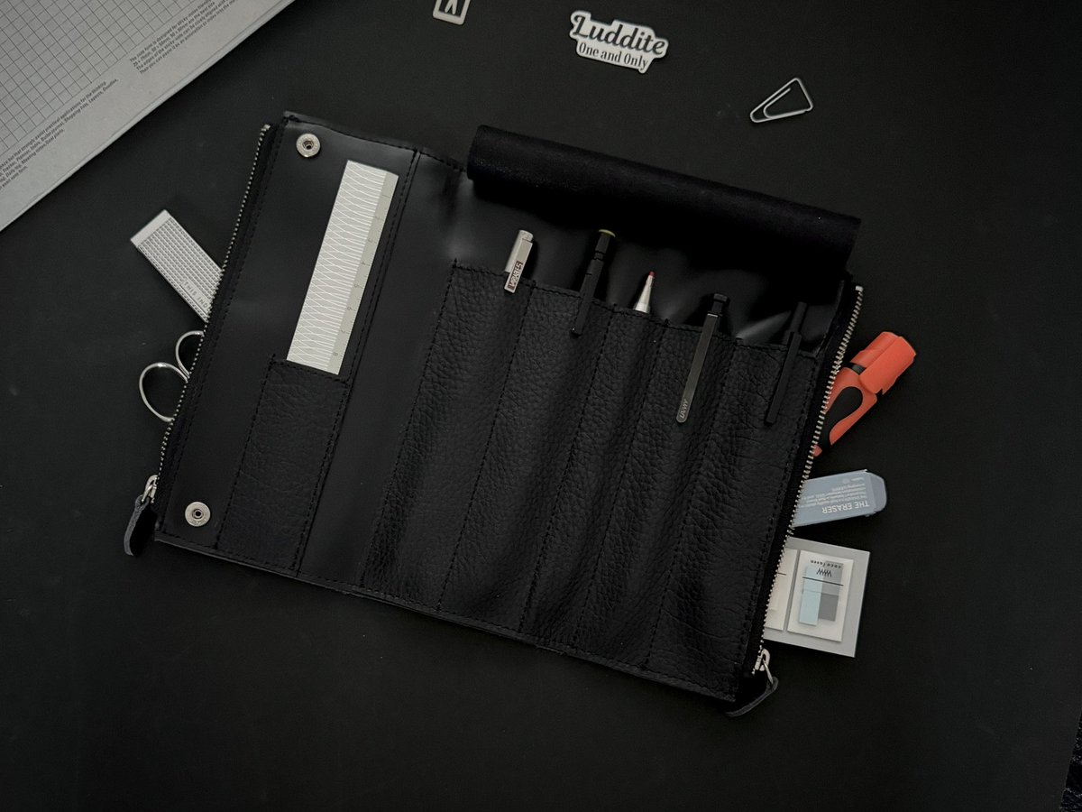 名門ビジネススクール:ペンシルベニア大学ウォートンの書類ケース 新商品情報】 Bendy Pencase Essential ADRIA Leather Price: 6600yen