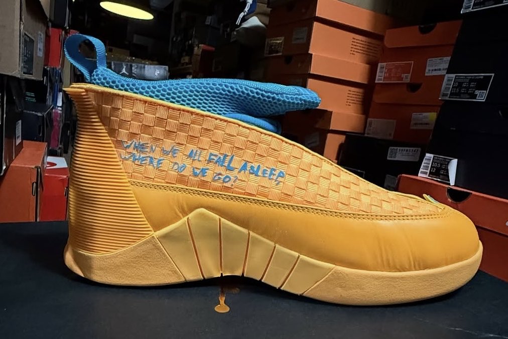 SoleRetriever's tweet image. UNRELEASED: A Billie Eilish x Air Jordan 15 ‘‘When We All Fall Asleep, Where Do We Go?” sample has surfaced 🛌💭

Would you have copped this pair?

📷 @INDEXPDX