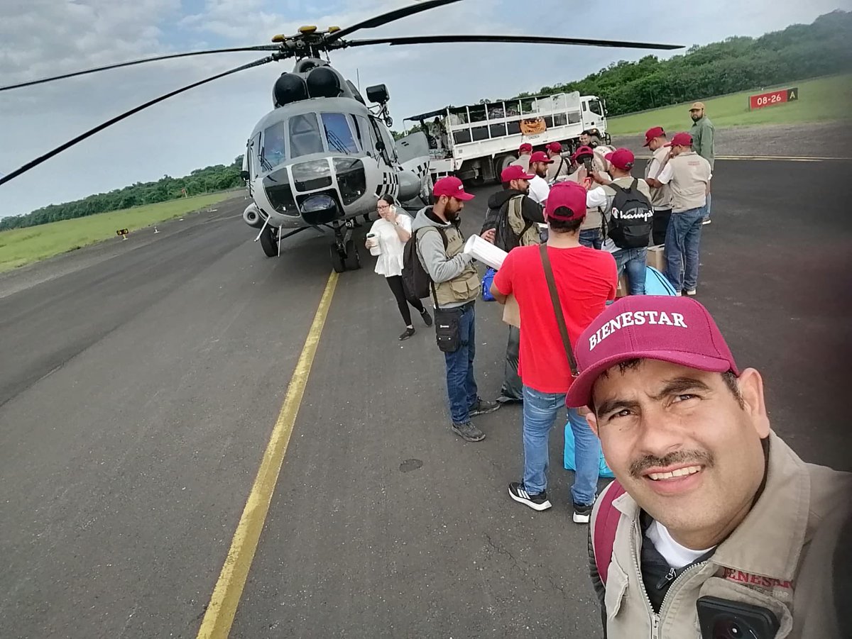 A_MontielR's tweet image. La brigada de #Durango fue trasladada por vía aérea a Ixhuatlán, #Veracruz, para realizar el #CensoBienestar en las zonas de difícil acceso. Esa es nuestra labor: llegar hasta cada rincón donde más nos necesita el pueblo.
#CatalinaGarcíaQuintero
#HumanismoMexicano…