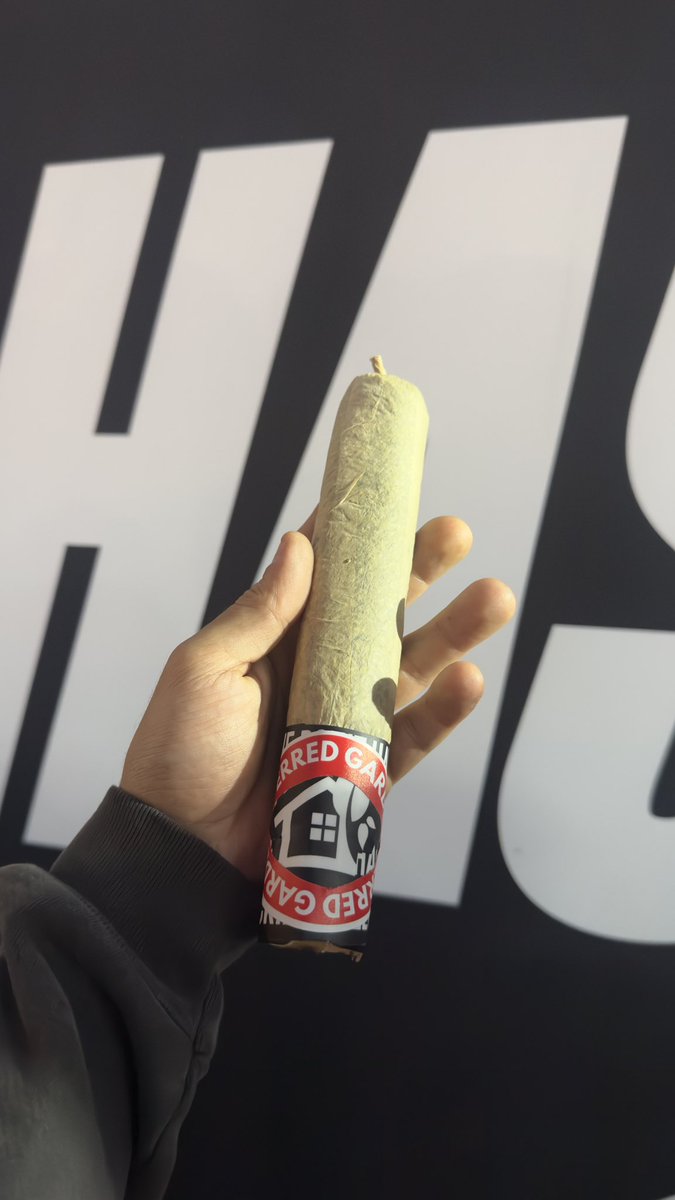 Cali___Plug's tweet photo. 2 ounce of weed, half ounce of rosin. Collab between preferred garden, qc farms and hash house. https://t.co/m3y7mayRMF