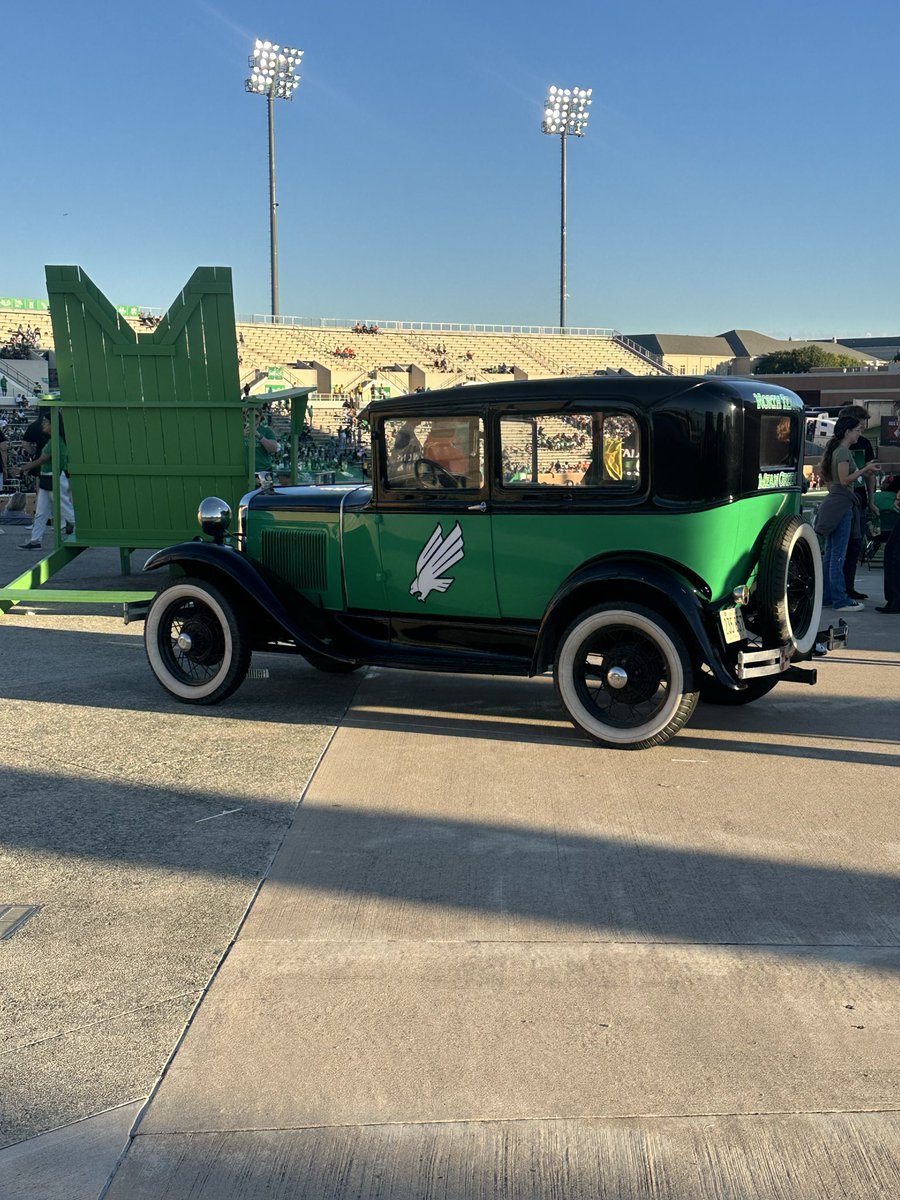 DaHulk51X's tweet photo. Thanks Again For The Invite @MeanGreenFB .  
#GMG  🦅 🟢⚪️⚫️
Thanks @JasonMartinezz  For The Conversation, And The Amazing Hospitality That You Showed Us. 
🦅🦅🦅
That’s The Way To Set Your Homecoming Off!! 💚✨🖤 
UNT 55 - UTSA 17
 @rajesh_murti , @__CoachMorris , @JasonMartinezz , @WesDr8ke , @klose_trey , @Its_alesandraa ,  @CoachKGordonSr @JAWilliams22 , @coachdjudge , @HSBobcats2526 , @Hempstead77445  @MeanGreenFB

Looking Forward To Getting Back To UNT Soon 💚🤍🖤  🦅 🖤 🤍💚