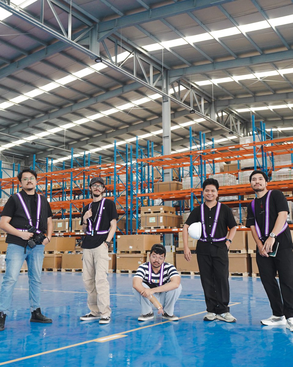 Ada temen pernah nanya "exit plan lo apa win?"

Gue ga bisa jwb, krn kerjaan skrg ya exit plan gue. Kebetulan gue cinta bgt jd konsultan brand.

Site produksi selalu jd playground brg temen2.

Mungkin gue br akan exit saat fisik udh ga mendukung atau pemikiran gue udh ga relevan.