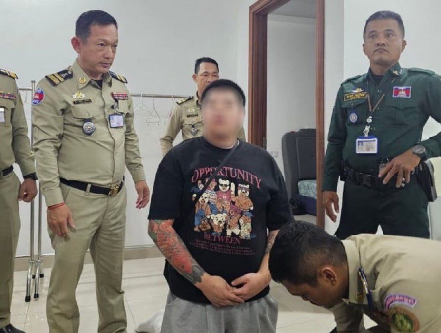 민주당 김병주가 구출했다며 자랑스레 올린 풀메이크업 모자이크 사진과 진짜 사진.  사실은 조폭을 구출해옴.
구출스토리는 개쓰레기소설이라 패스.