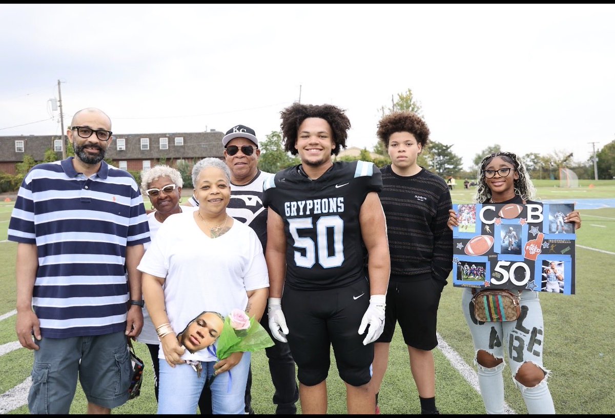 CaleBbarber44's tweet image. Senior Day didn’t go as planned on the field, but the love from my family and school community was everything. Big shoutout to @EMKS_Athletics AD for making football happen here. On to next week — we’re not done yet. 💪🏾🏈 #EMKS @UA_EMKSFB #TrustTheProcess  #LeaveItAllOnTheField