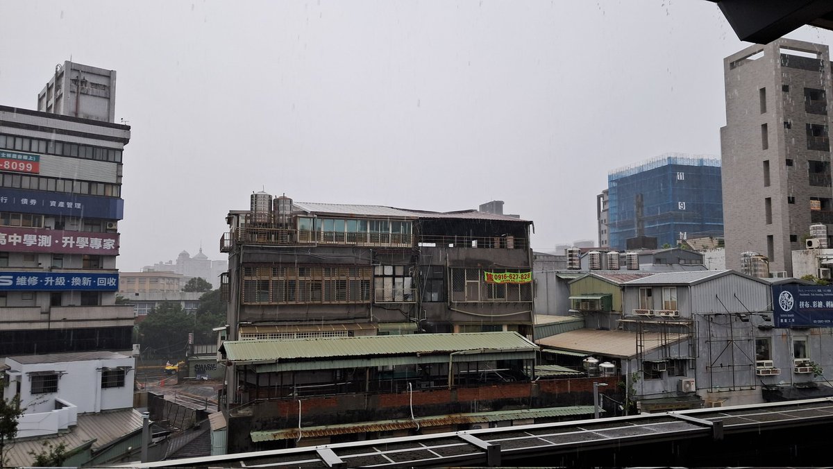 아직 나흘이나 남았는데 폭우가 쏟아진다. 앞으로 가는 날까지 이런다고ㅜㅠ 비 오면 박물관 미술관 가고 판 사러다니면 되는데, 폭우의 수준이.... 지하철 문 열릴 때마다 빗소리가 와락하고 달려든다. 이제는 벼락까지 치네.