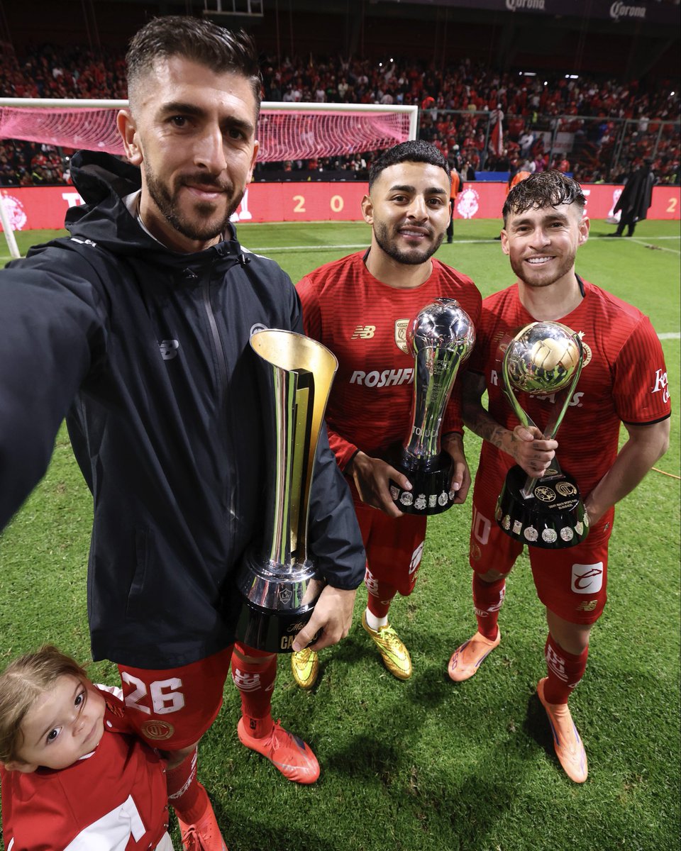 La selfie 🤳 con todo y copas 🏆