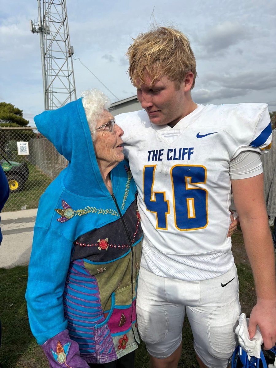 It’s pretty special when your Great Grandma is able to attend a game!  She is back for the weekend from Oklahoma to celebrate her 90th Birthday with a party tomorrow.