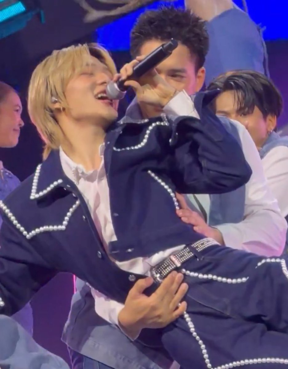 MaeLinNu's tweet image. Waist size… XS 🤭😂 Nu have lost weight🥹 

CHAWARIN x DA Day1
#DA20ConcertxNuNewD1
#NuNew #NanaNu