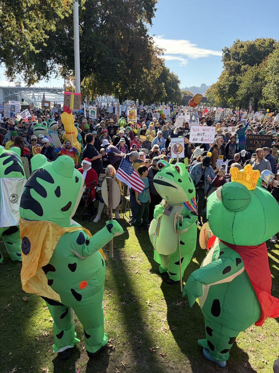 taradublinrocks's tweet image. I have a million photos &amp;amp; videos from today’s amazing #NoKingsProtest in #Portland, but I’m pretty sure nothing will top the Portland frogs dancing to “Peace Train” on the packed waterfront #NoKingsPDX #NoKings