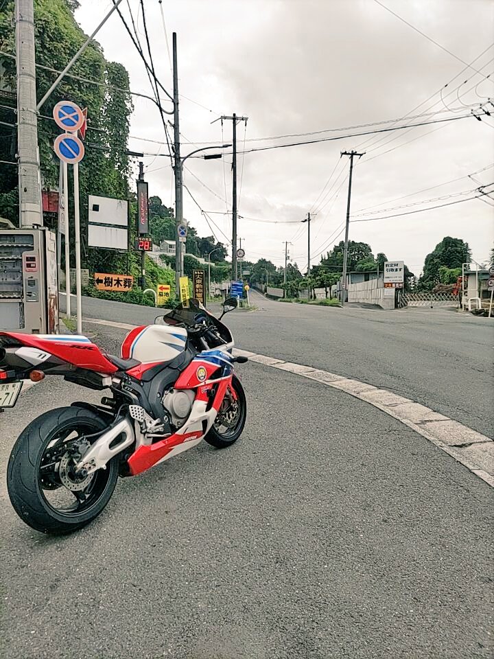 雨は降ってないので、ちょっと散歩～
いつもの道路は路面が乾いてる。

けど、サンデードライバーが多くて車線がふさがっているので実勢速度も低くてガソリンだけが消費される…