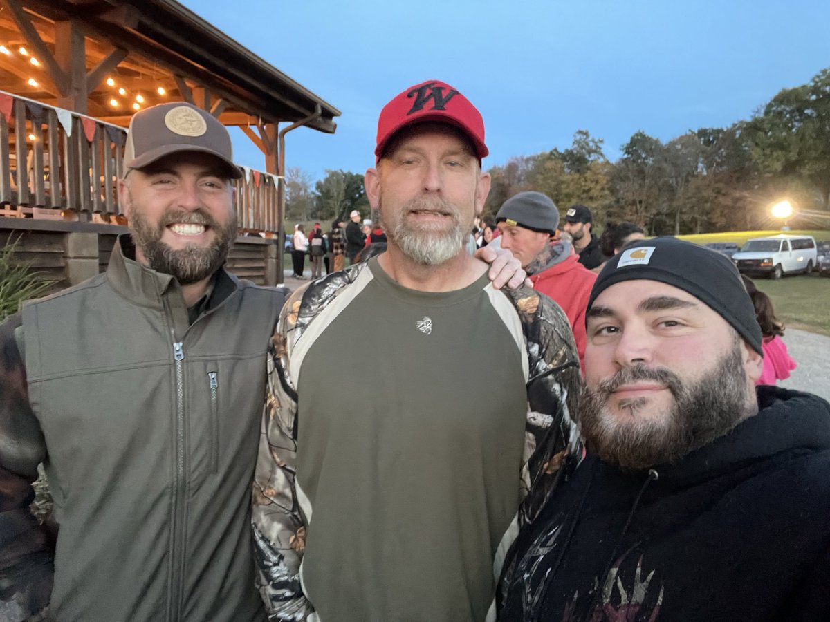 airalana24's tweet photo. Friday was night one of our birthday weekend! Steve’s 6th,  Daisie the 14th , Mandy and I are both on the 19 , my husband’s the 20th!  Fright farm then dinner at the Log Cabin👍🏻#BirthdayClub #CheesemansFrightFarm
#LogCabin https://t.co/LscXbbo7u9