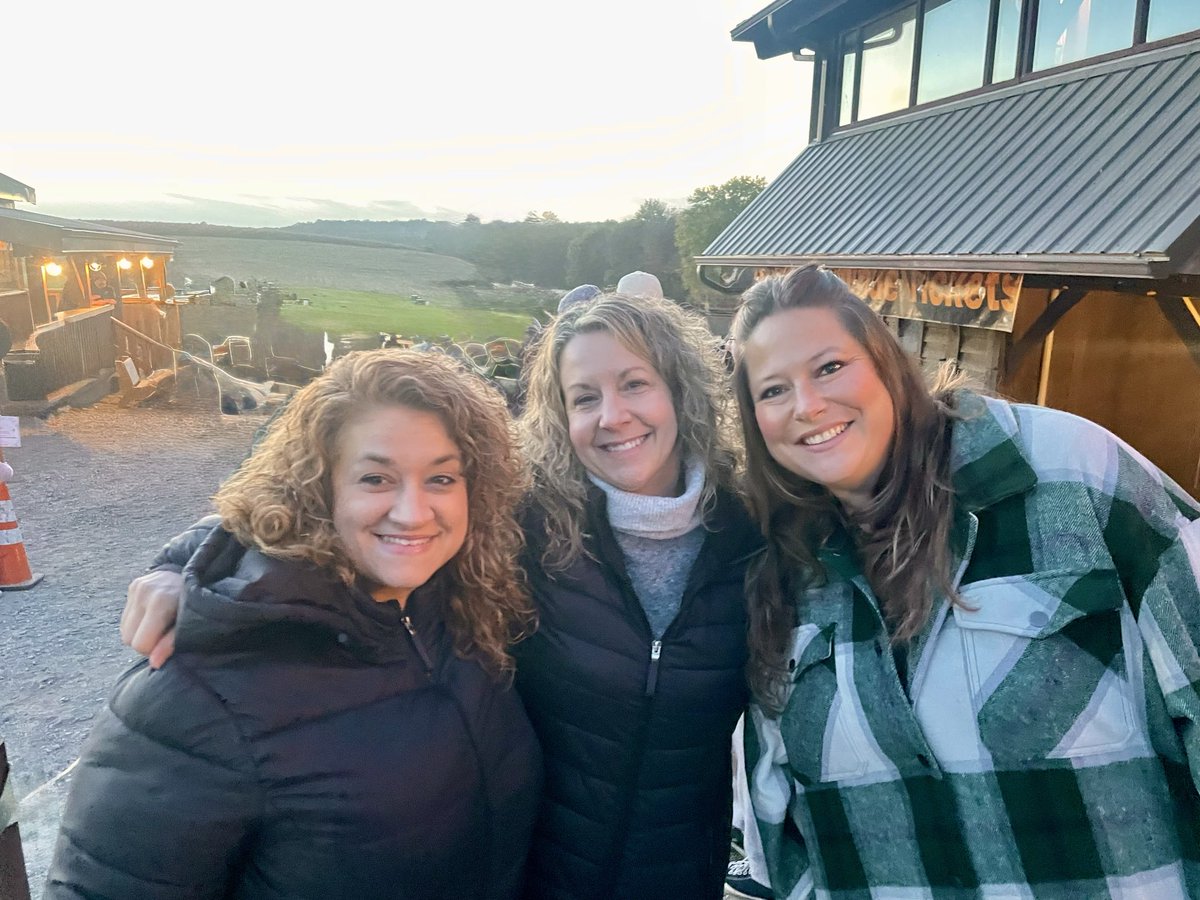 airalana24's tweet photo. Friday was night one of our birthday weekend! Steve’s 6th,  Daisie the 14th , Mandy and I are both on the 19 , my husband’s the 20th!  Fright farm then dinner at the Log Cabin👍🏻#BirthdayClub #CheesemansFrightFarm
#LogCabin https://t.co/LscXbbo7u9