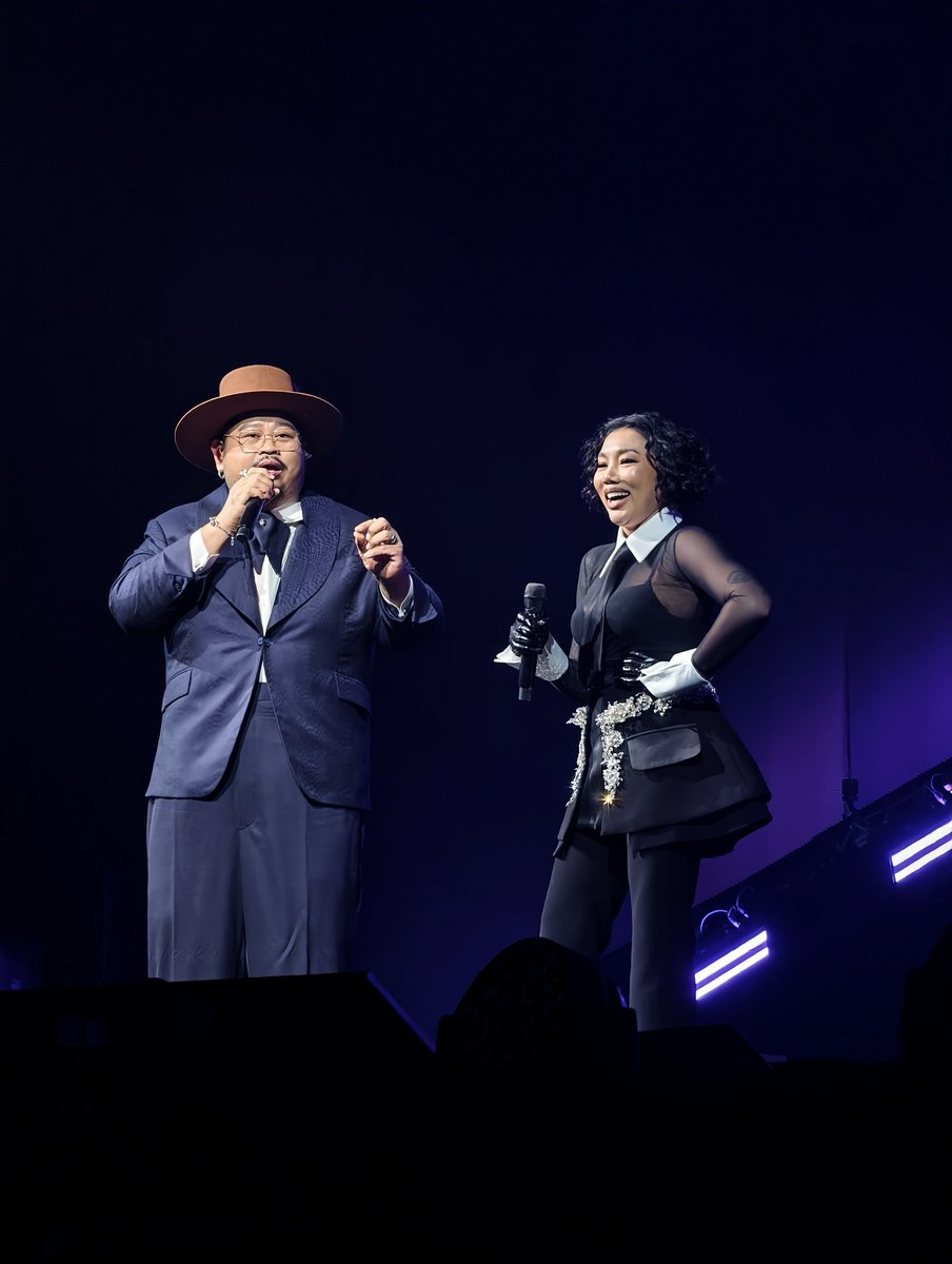 Usakorn9's tweet image. ทับใจมากคอนนี้ คอนหน้าไม่ต้องรอ 20 ปีนะพี่ดา รอมะหวาย 
#JulasHerbXDA20Concert
#TheEndorphineEffect #NuNew
#DA20ConcertxNuNewD1
#DA20thConcertxNONTTANONT_D1
#NONTTANONT #ลำไยไหทองคำ #ป๊อปปองกูล