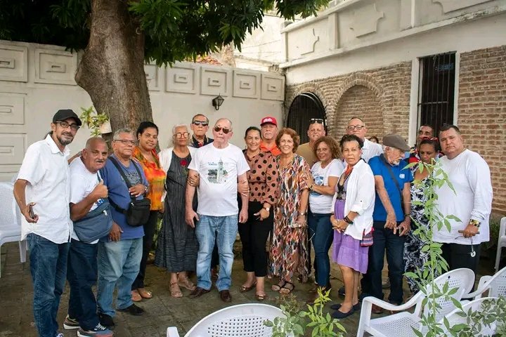 YudelkisOrtizB's tweet photo. ¡Lázaro en #Bayamo!
Con profundas muestras de amor un grupo de artistas e intelectuales de nuestra provincia agasajaron en la sede de la UNEAC a nuestro querido Lázaro Expósito Canto.
Es una dicha que haya vuelto para recibir el cariño y la admiración de esta su #ProvinciaGranma https://t.co/8gzY0X0X6N