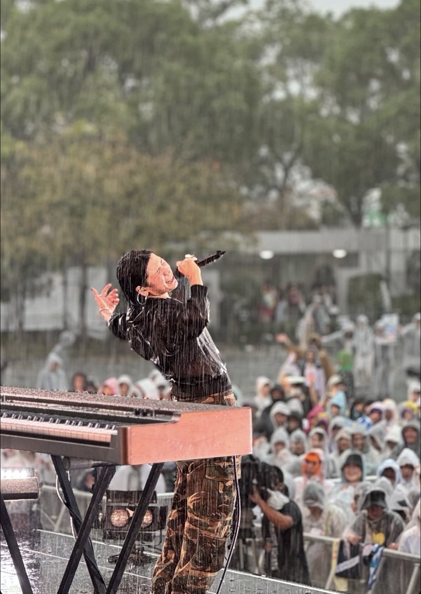 leiny_no_14's tweet photo. 雨さえ演出にしてしまうLeinaちゃん、本当に美しかった🥹☔️🫧
@doumo_leinadesu https://t.co/FjlytUoY7S