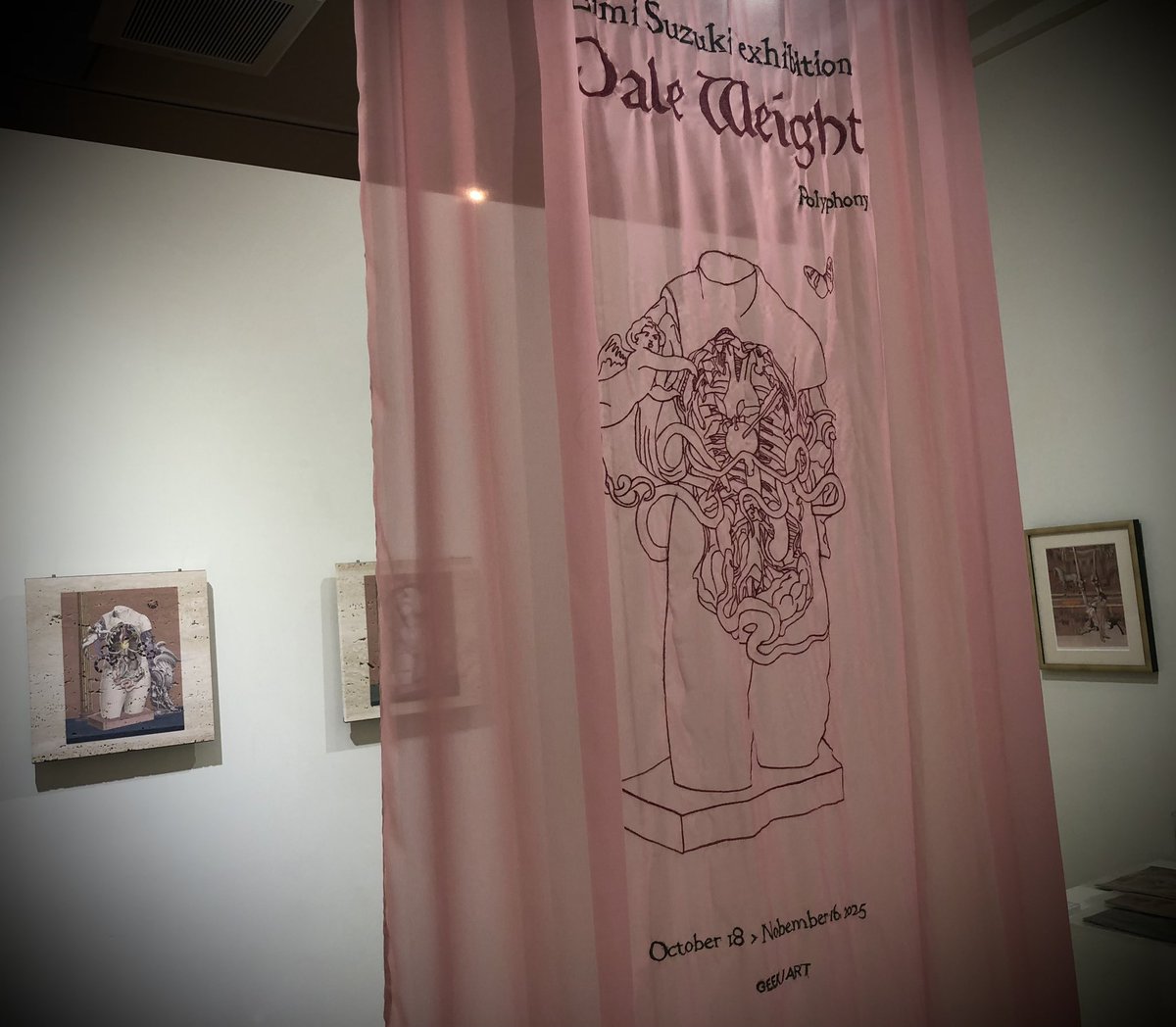 st_th's tweet image. Galerie GEEK/ARTにて
スズキエイミ個展「Pale Weight」

明治通り、原宿と渋谷のちょうど中間あたり。
古典美術をベースに、コラージュやペインティングによって新たな風景、メッセージを生み出す。
内臓などへのこだわりもスズキならでは。
大理石にプリントした新作は、石の模様との共鳴も面白い。
