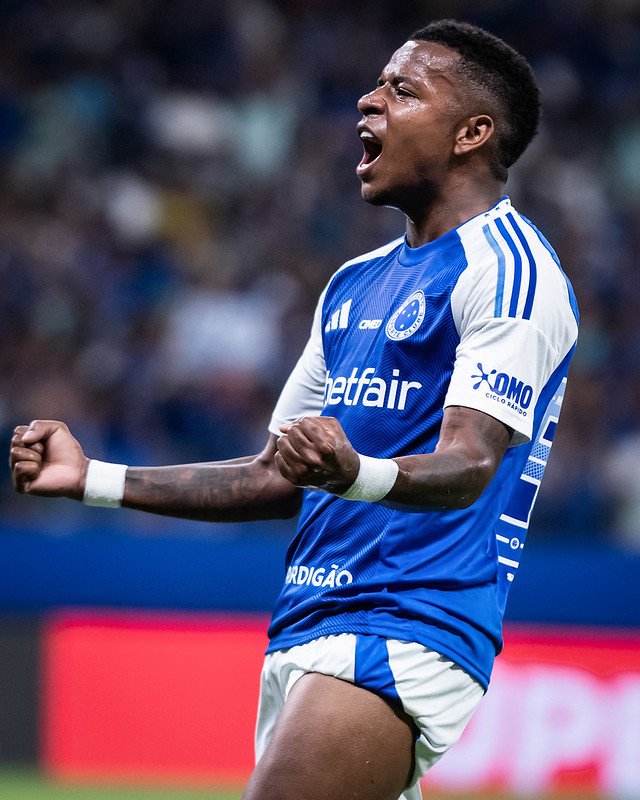 Dos poucos que jogaram bola hoje e tentou algo diferente. Precisa ser titular nesse time. 

Arisco, vai pra cima sem dó, tem drible, cavou dois amarelos dos caras, deu assistência linda. Primeiro tempo de excelência.

Na minha visão, o melhor jogador em campo hoje. Keny Arroyo é