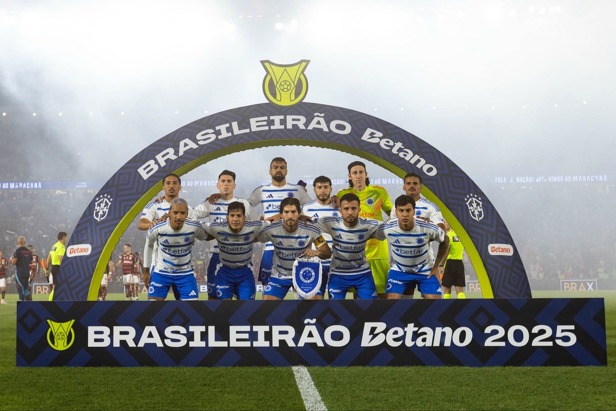 BlogRaposa's tweet photo. As primeiras 10 rodadas do Cruzeiro no Brasileirão 2025:

1º turno -
• CRU 2-1 MIR
• INT 3-0 CRU
• SÃO 1-1 CRU
• CRU 3-0 BAH
• RBB 1-0 CRU
• CRU 1-0 VAS
• CRU 2-1 FLA
• SPO 0-4 CRU
• CRU 0-0 CAM
• FOR 0-2 CRU
- 20/30 pontos (6V, 2E, 2D, 14GM, 7GS)

2º turno -
• MIR 1-1 CRU
• CRU 2-1 INT
• CRU 1-0 SÃO
• BAH 1-2 CRU
• CRU 2-1 RBB
• VAS 2-0 CRU
• FLA 0-0 CRU
• CRU 1-1 SPO
• CAM 1-1 CRU
• CRU 1-0 FOR
- 19/30 pontos (5V, 4E, 1D, 11GM, 8GS)

Cruzeiro mantém média boa de pontos! 👏🏽