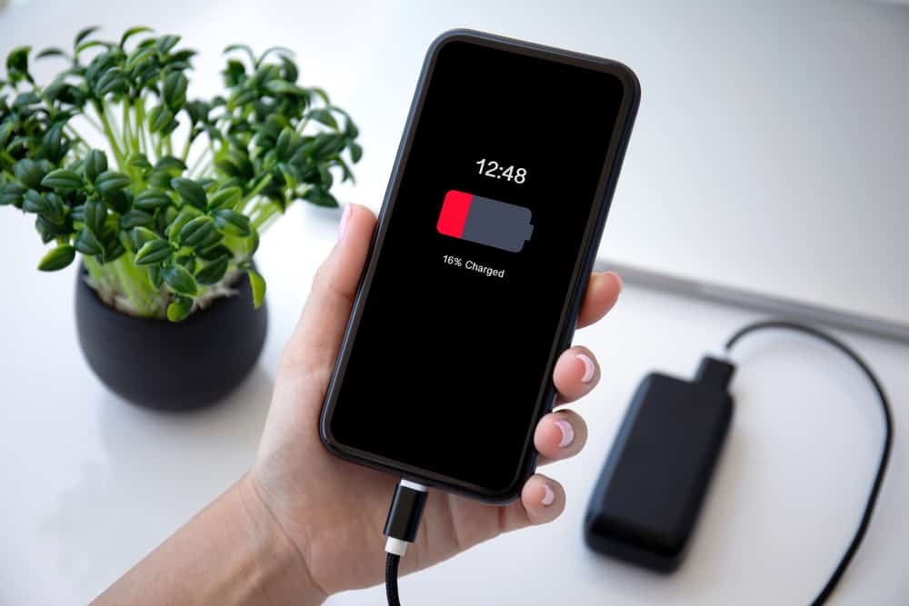 The1UX's tweet photo. Galaxy S24 series Users Facing Huge Battery Drain issue after One UI 8 Update #OneUI8 #S24series #S24Ultra https://t.co/hGUlkrhUuJ