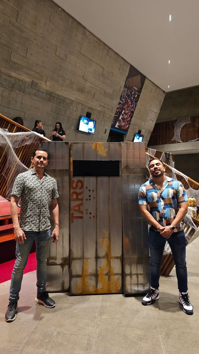 El amor es lo único que somos capaces de percibir que trasciende las dimensiones del tiempo y del espacio...🌌🚀👨‍🚀❤️