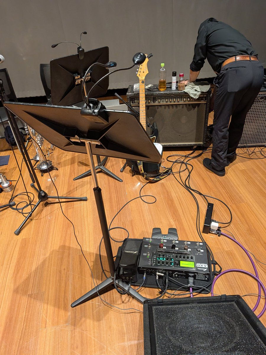 昨日はサポート演奏♪
10人編成という豪華な感じで気持ちよく演奏出来ました!
全体と足元写真!
ただ、毎日投稿していた
YouTubeの方の公開設定を間違えて動画あがってなくてちょっとショック(T_T)
めげずに今日も色々仕事します⋯