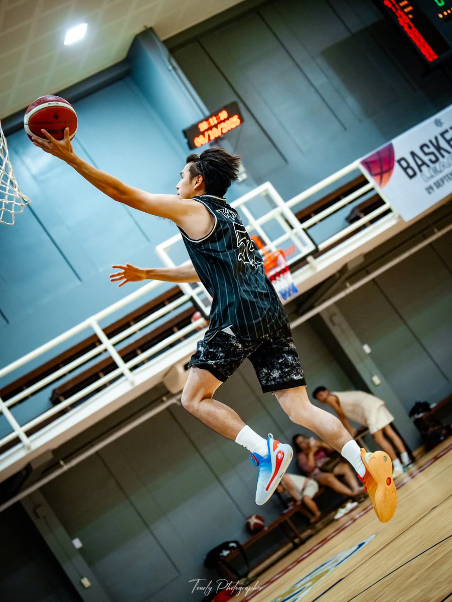 ไม่มีรูปที่ถ่ายเอง มีแต่รูปวาด
ก็มาร์คตอนเล่นบาสเท่จริงๆ นี่น่า ⛹🏻‍♂️🏀✨
#marcmcxbasketball #marcmc