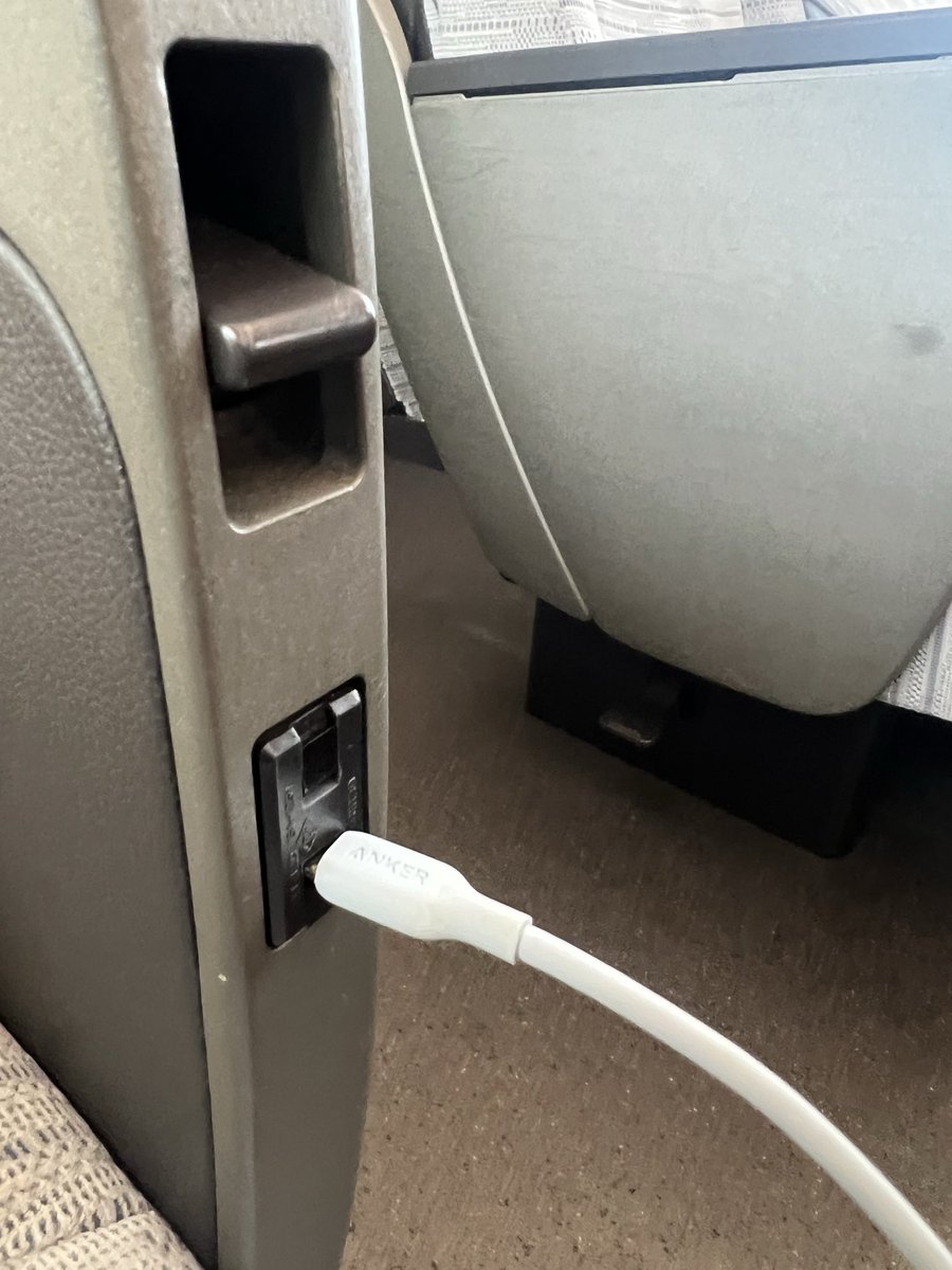 payarifu's tweet photo. 電車の移動中に携帯充電しようと思ったら…ん？充電できないし😩
他のコードでも無理😩
ん？えっ？嘘でしょ？
コンセントにCタイプ差してたし！
何でなん😕 https://t.co/R2LbJPuqYV