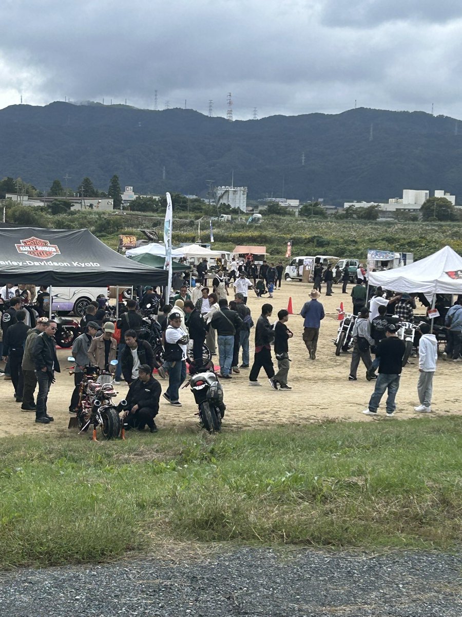 emiz_k's tweet photo. 京都・亀岡のバイクイベント。あいにくの曇天でも、人がいっぱい😊

職場の仲間たちと遥々京都まで😳 https://t.co/ASqwQe5RcF