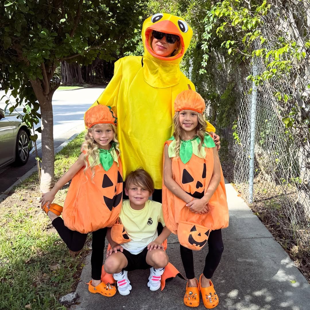 🎃🎃⚽️🐥 Anna Kournikova Iglesias and their kids — Nico, Masha, and Lucy — celebrating Halloween 🎃🕸️👻
 instagram.com/p/DP-LSFbEdH7/…
