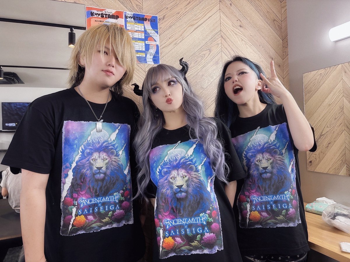 ancientmyth's tweet image. 本日のライヴでは
👕真・極彩色の悪夢ツアーTシャツ
🔑アクキー
🗒️ステッカー
以上3点が都内初売りとなります✨
Michal描き下ろしの、メンバーをデフォルメキャラ化したアクキーやステッカーは、みなさまの日常をしっかり見守ってくれる存在✨…