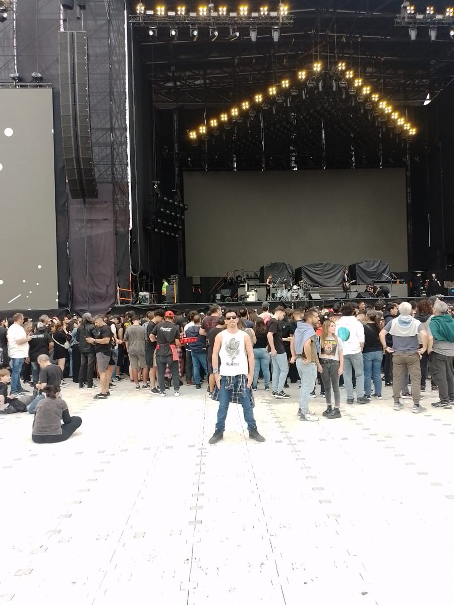FerchoAndrada's tweet photo. @gunsnroses No tiene precio ver a mi banda favorita, TREMENDO SHOW, impactante ver por primera vez a Axl, Slash, Duff, R.Fortus y el nuevo batero, los Guns son la mejor banda de rock del mundo. Es la libertad hecha música. 
@gnrsudamerica @gnreternobr @axlrose @SlashSMKCArg @slashworldarg https://t.co/qM0TQUOb7E