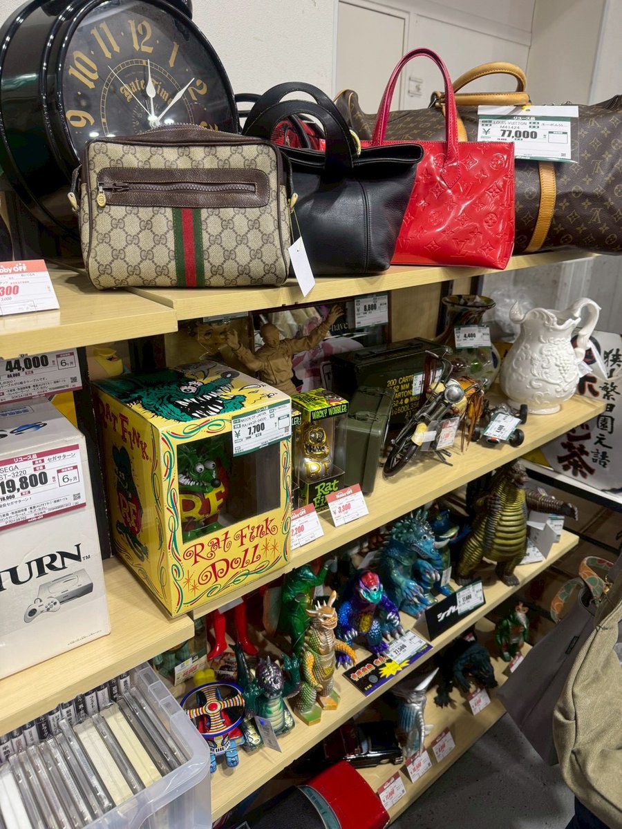 off_suzuka's tweet photo. おはようございます！
ヴィンフェス出店中です！

各地のレトロ、ヴィンテージ品が神戸国際展示場3号館にて販売中です！

是非お越しください！
#ハードオフ
#ヴィンフェス https://t.co/7LpmMu4g7a